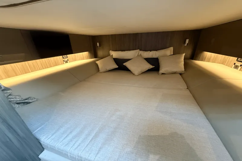 Slide: The Image of Sea Ray 400 SLX 2025 - 73