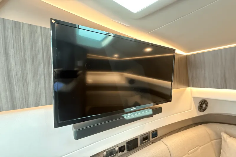 Slide: The Image of Sea Ray 400 SLX 2025 - 74