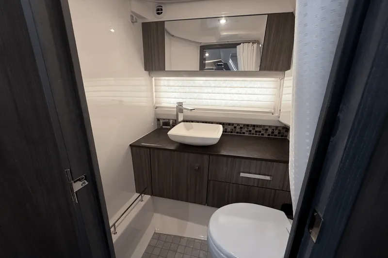 Slide: The Image of Sea Ray 400 SLX 2025 - 76