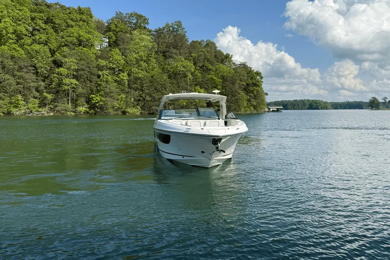 Slide: The Image of Sea Ray 400 SLX 2025 - 8