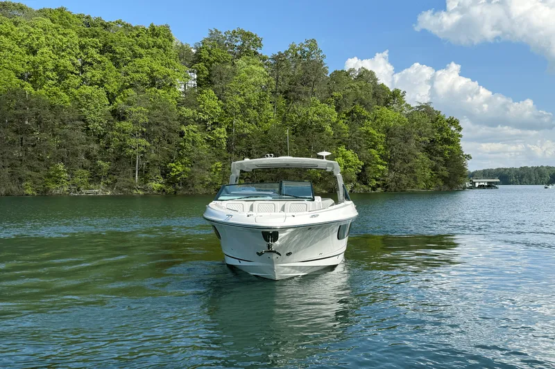 Slide: The Image of Sea Ray 400 SLX 2025 - 9