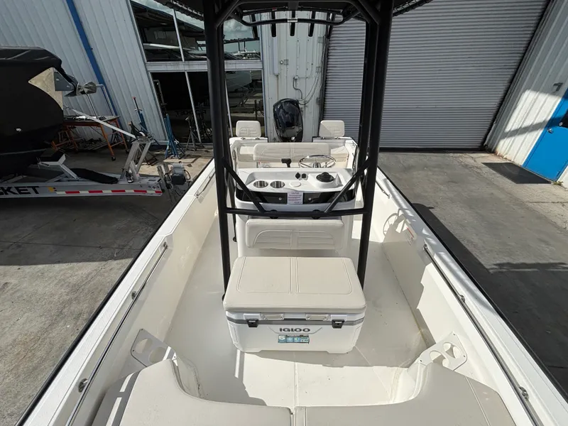 Slide: The Image of Boston Whaler 190 Montauk 2026 - 11