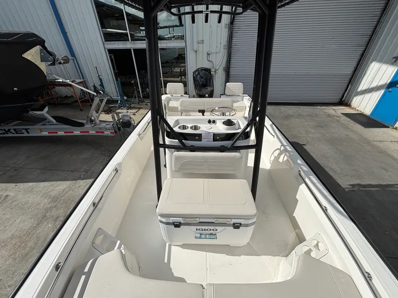 Slide: The Image of Boston Whaler 190 Montauk 2026 - 12