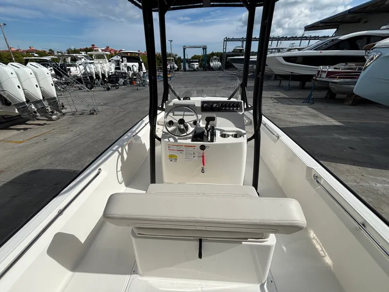Slide: The Image of Boston Whaler 190 Montauk 2026 - 5