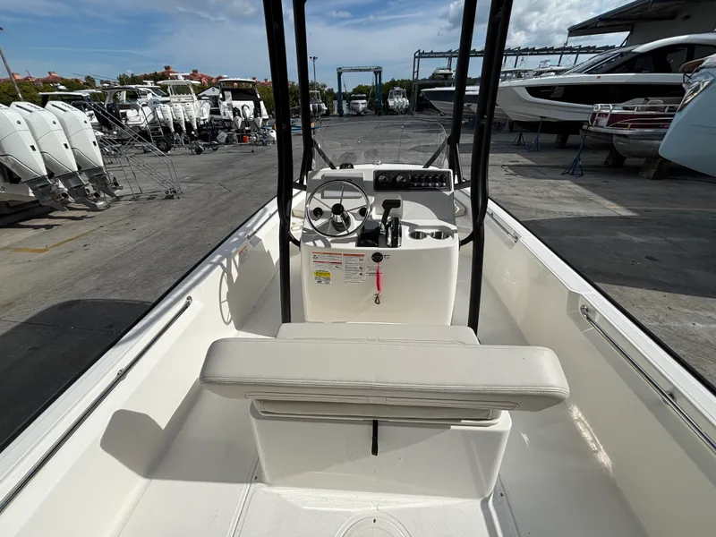 Slide: The Image of Boston Whaler 190 Montauk 2026 - 6