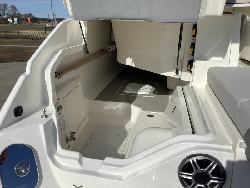 Slide: The Image of Sea Ray SLX 400 2026 - 10