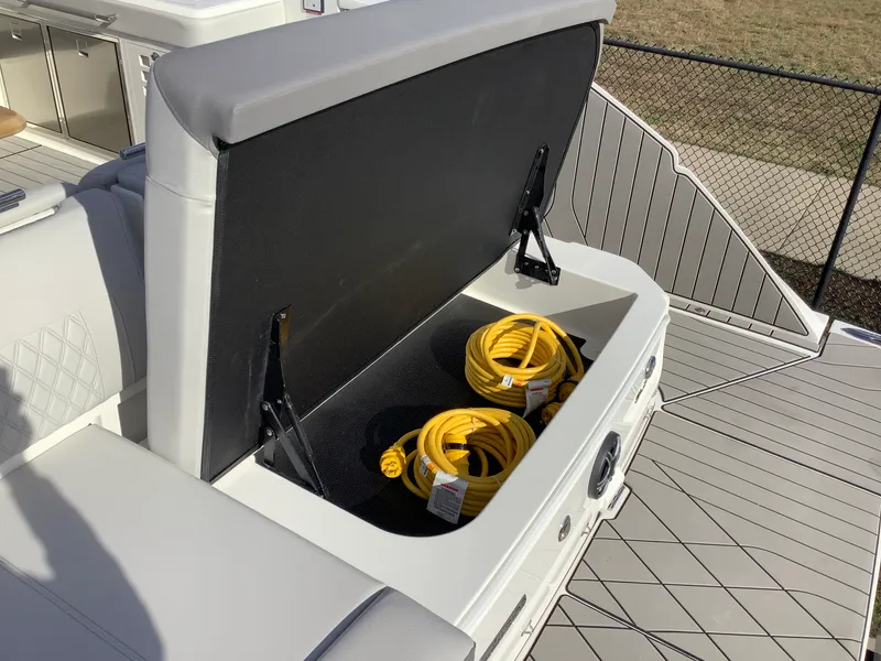 Slide: The Image of Sea Ray SLX 400 2026 - 12