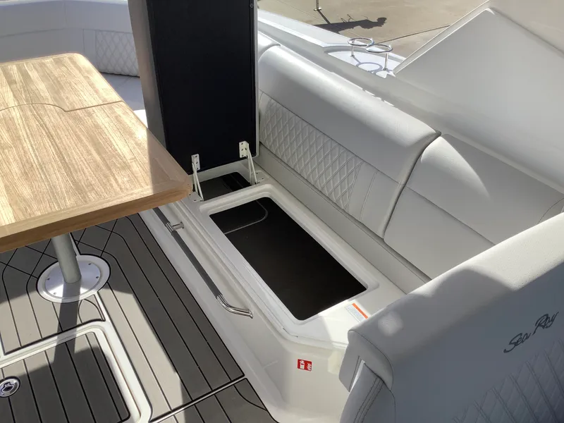 Slide: The Image of Sea Ray SLX 400 2026 - 16