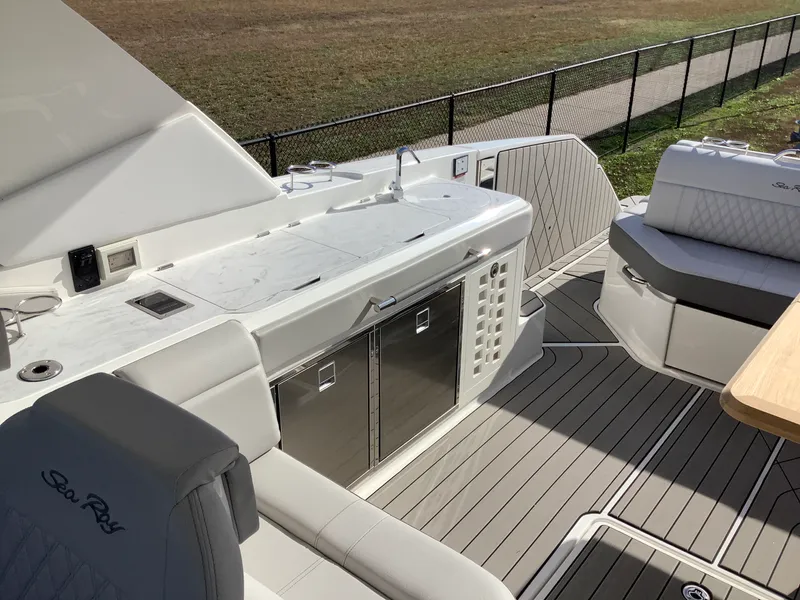 Slide: The Image of Sea Ray SLX 400 2026 - 18