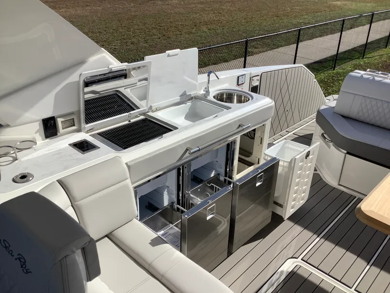 Slide: The Image of Sea Ray SLX 400 2026 - 19