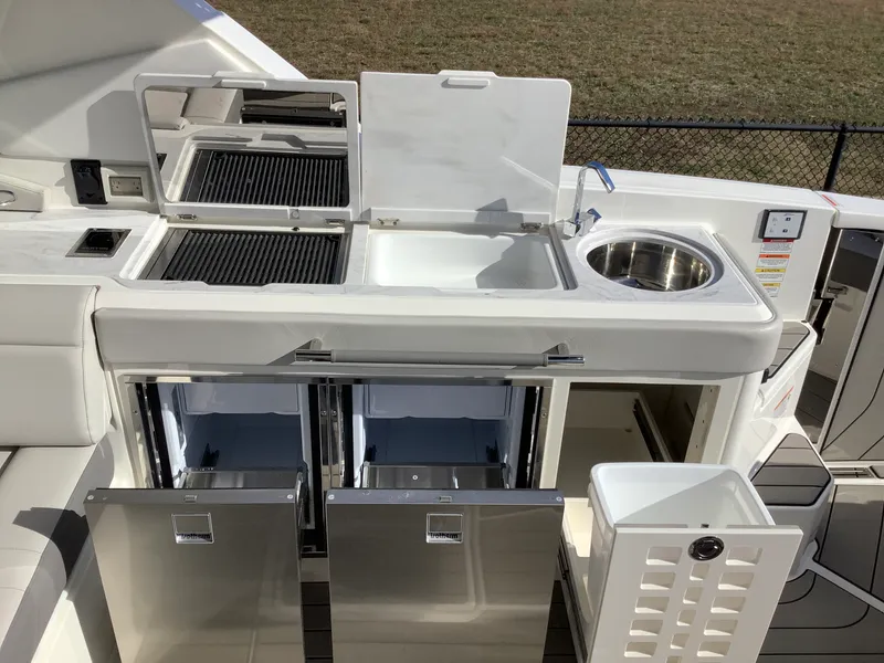 Slide: The Image of Sea Ray SLX 400 2026 - 20