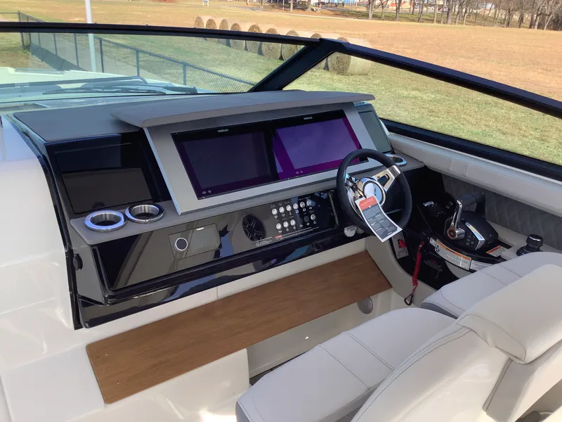 Slide: The Image of Sea Ray SLX 400 2026 - 26