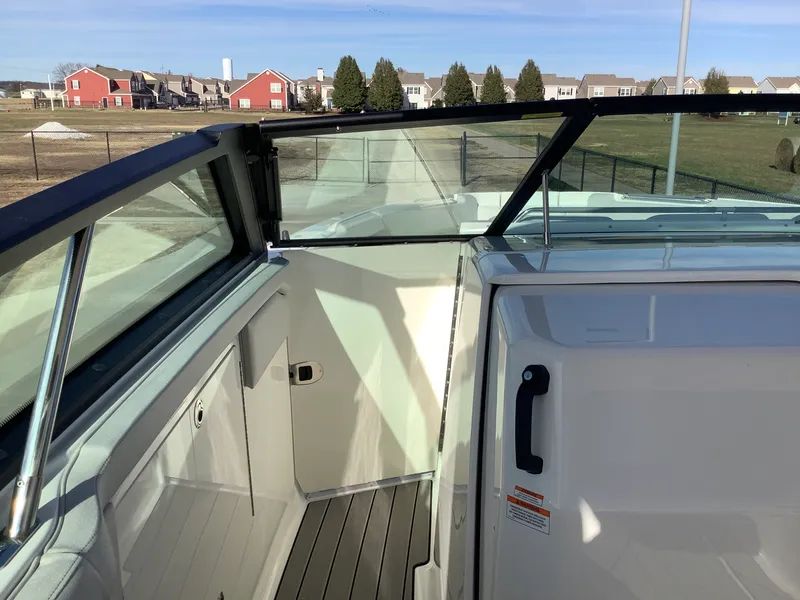 Slide: The Image of Sea Ray SLX 400 2026 - 30