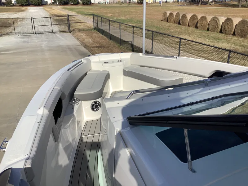 Slide: The Image of Sea Ray SLX 400 2026 - 31