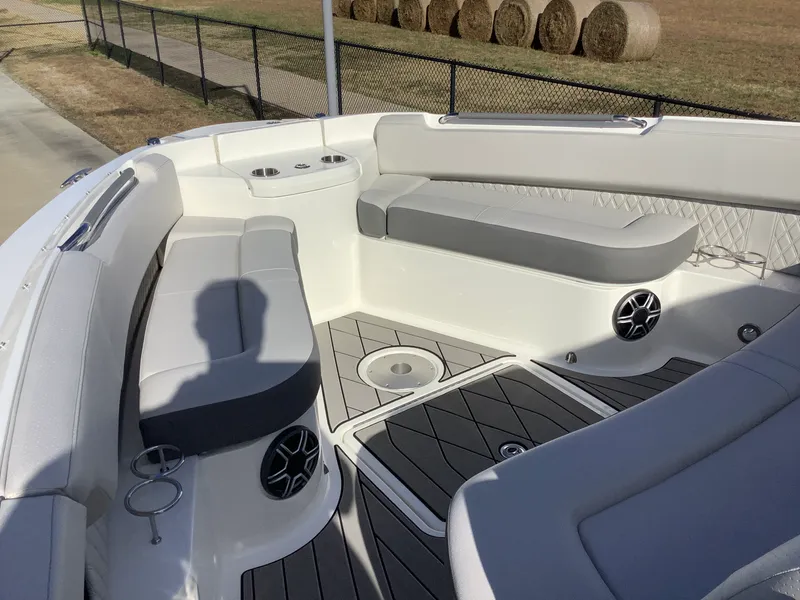 Slide: The Image of Sea Ray SLX 400 2026 - 32