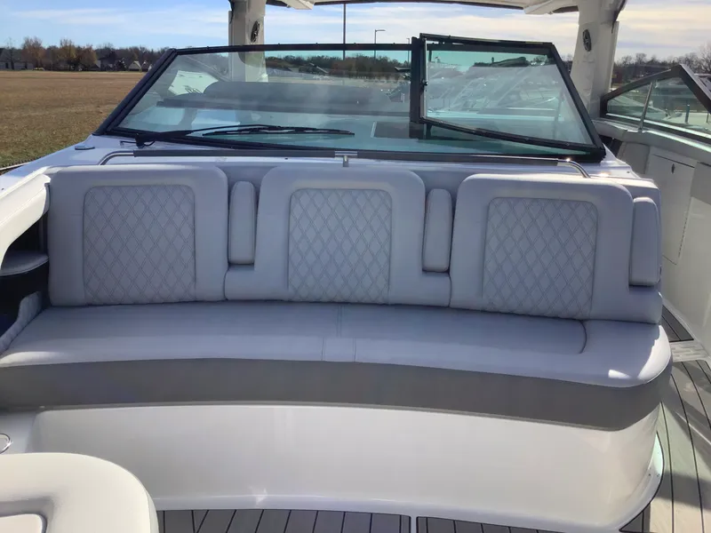 Slide: The Image of Sea Ray SLX 400 2026 - 33