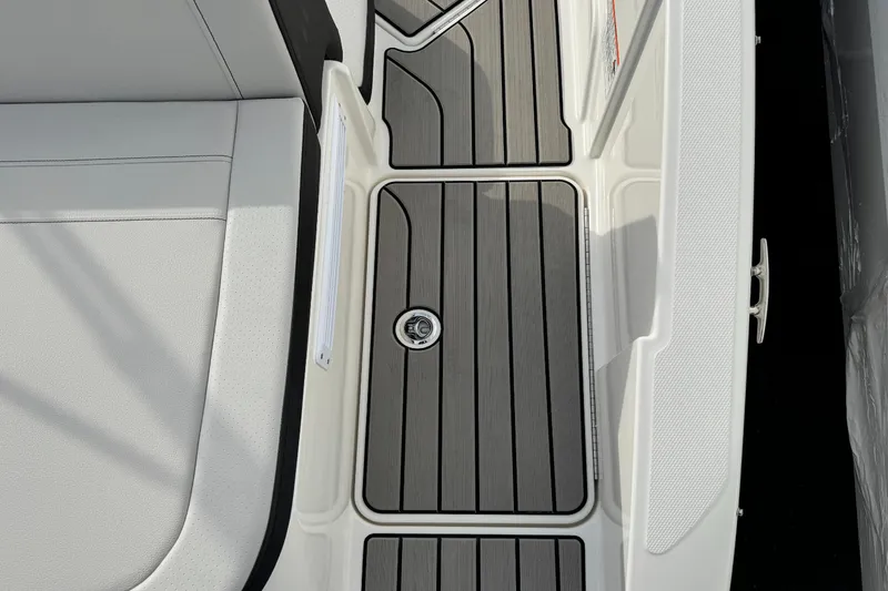 Slide: The Image of Sea Ray SPX 210 Outboard 2026 - 13