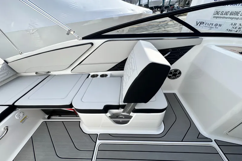 Slide: The Image of Sea Ray SPX 210 Outboard 2026 - 19