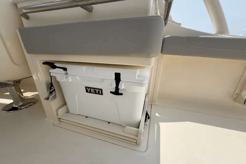 Slide: The Image of Scout 240 Dorado 2025 - 12