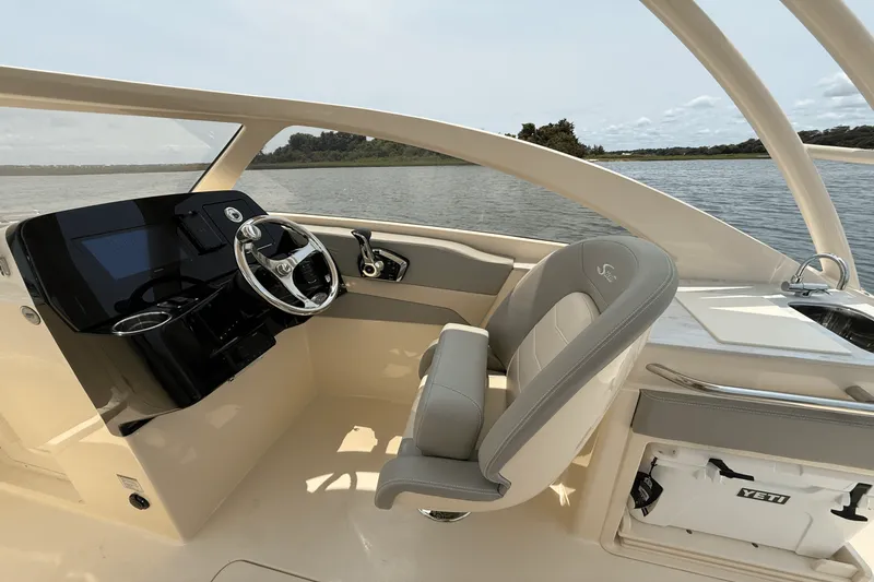 Slide: The Image of Scout 240 Dorado 2025 - 14