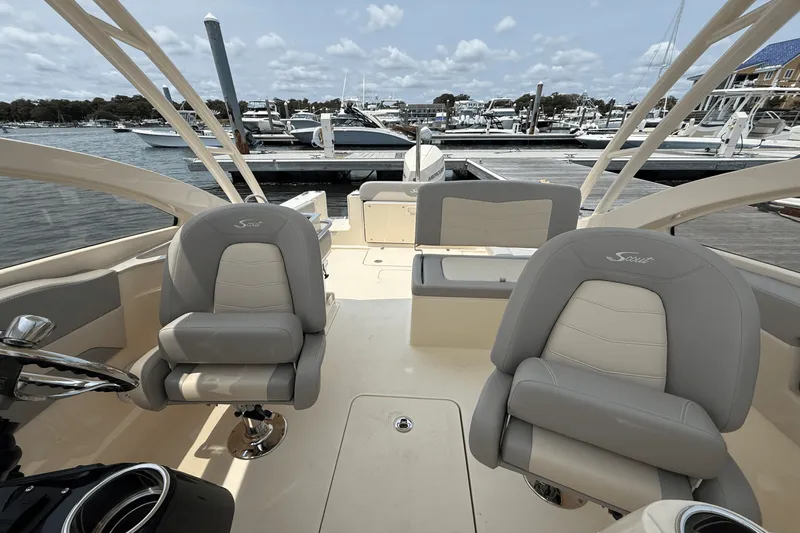 Slide: The Image of Scout 240 Dorado 2025 - 15