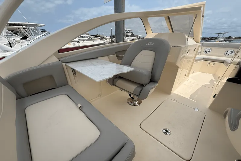 Slide: The Image of Scout 240 Dorado 2025 - 16