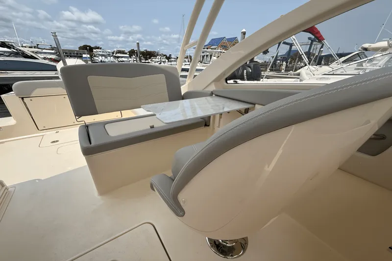 Slide: The Image of Scout 240 Dorado 2025 - 17