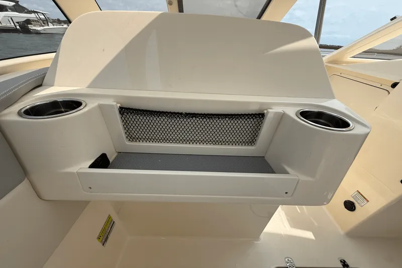 Slide: The Image of Scout 240 Dorado 2025 - 18