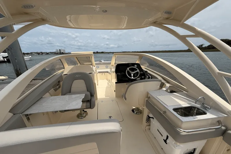 Slide: The Image of Scout 240 Dorado 2025 - 25