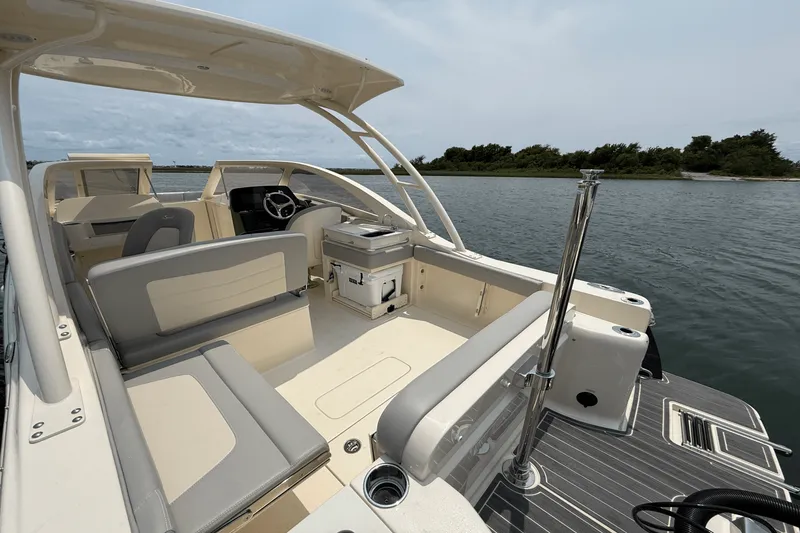 Slide: The Image of Scout 240 Dorado 2025 - 9