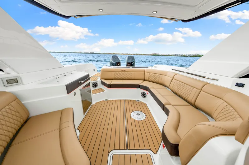 Slide: The Image of Sea Ray SLX 350 Outboard 2026 - 30