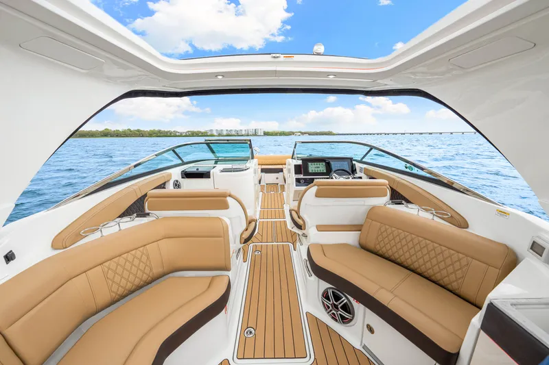 Slide: The Image of Sea Ray SLX 350 Outboard 2026 - 31