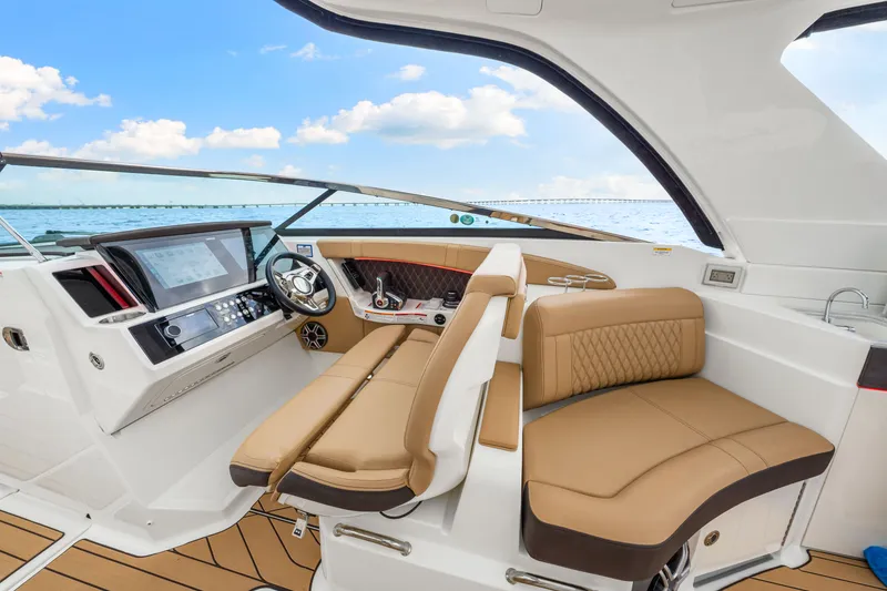 Slide: The Image of Sea Ray SLX 350 Outboard 2026 - 32