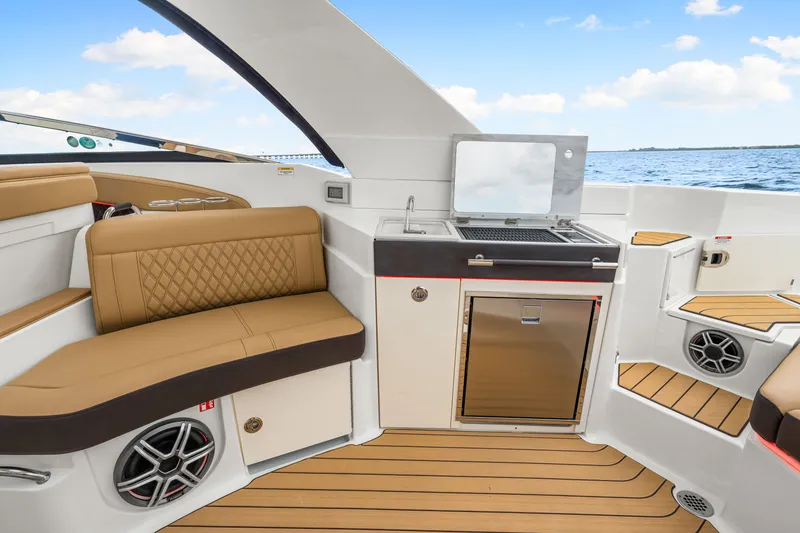 Slide: The Image of Sea Ray SLX 350 Outboard 2026 - 35