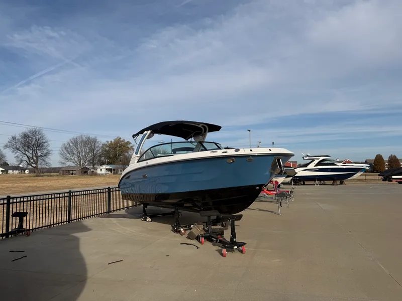 Slide: The Image of Sea Ray SDX 270 2026 - 1