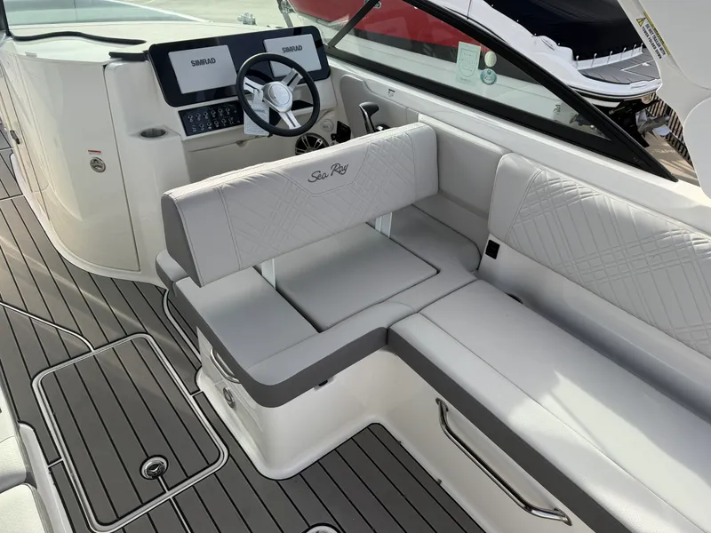 Slide: The Image of Sea Ray SDX 270 2026 - 12