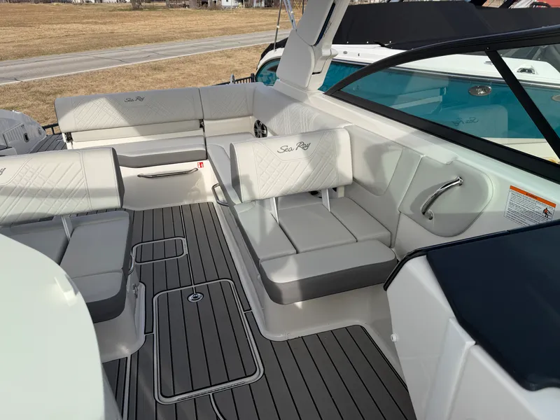 Slide: The Image of Sea Ray SDX 270 2026 - 14