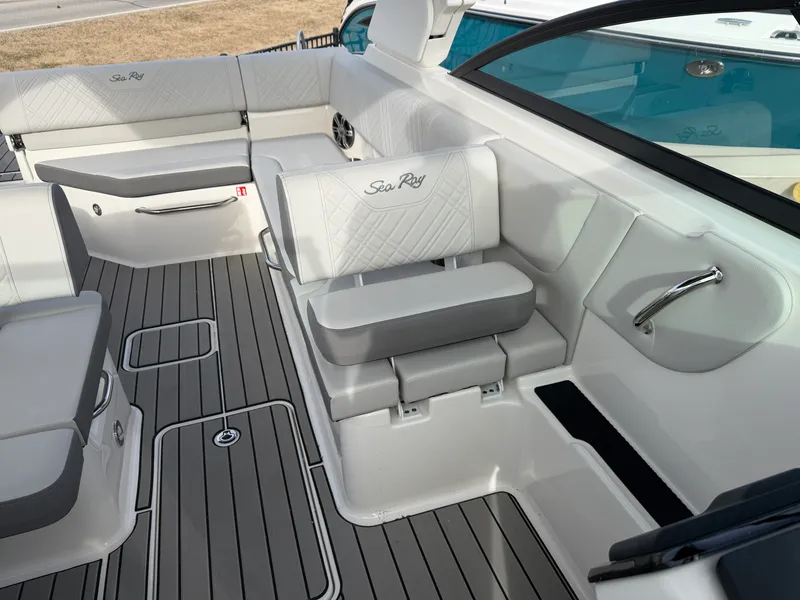 Slide: The Image of Sea Ray SDX 270 2026 - 15