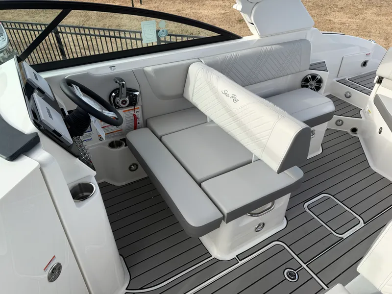 Slide: The Image of Sea Ray SDX 270 2026 - 16