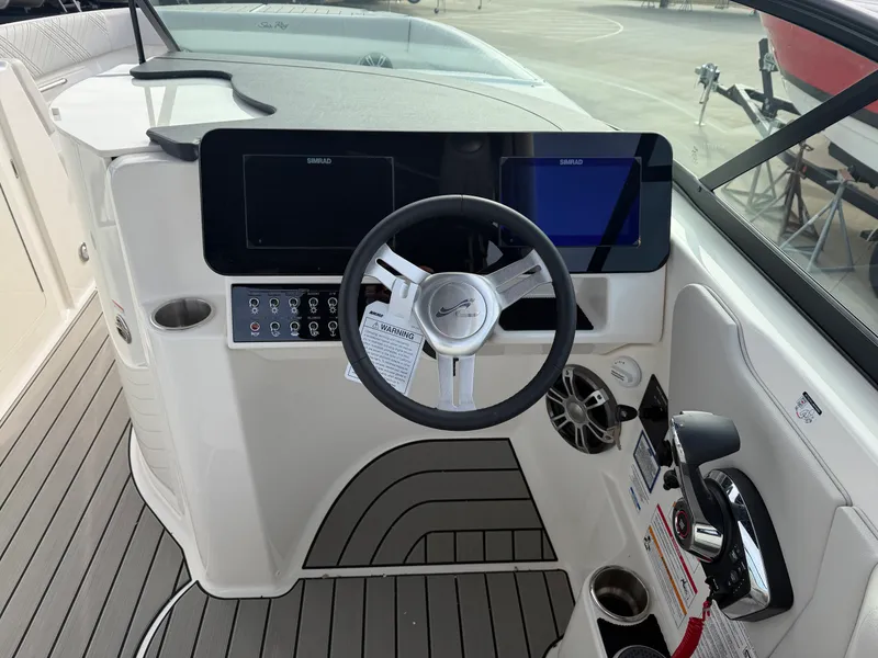 Slide: The Image of Sea Ray SDX 270 2026 - 18