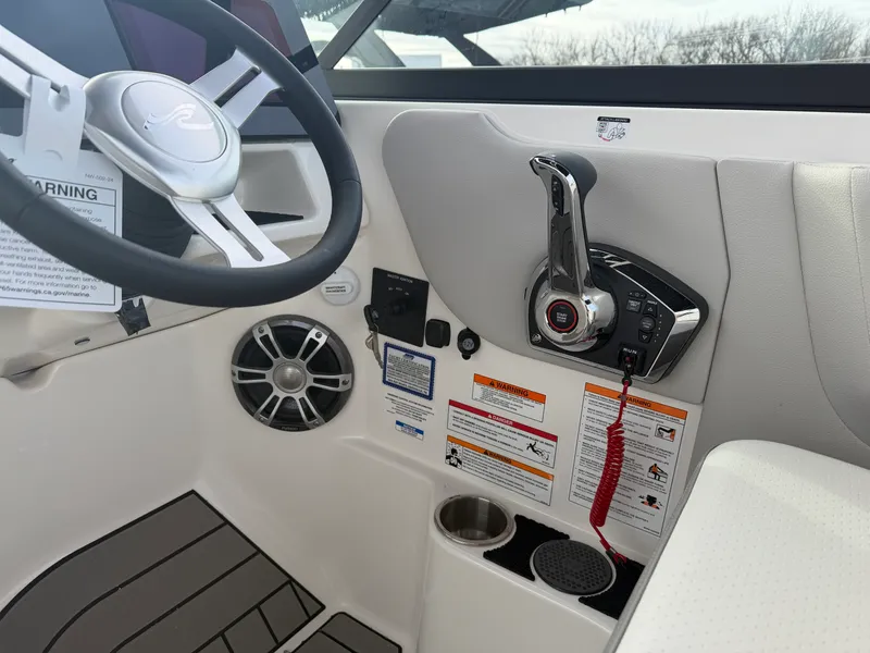 Slide: The Image of Sea Ray SDX 270 2026 - 19