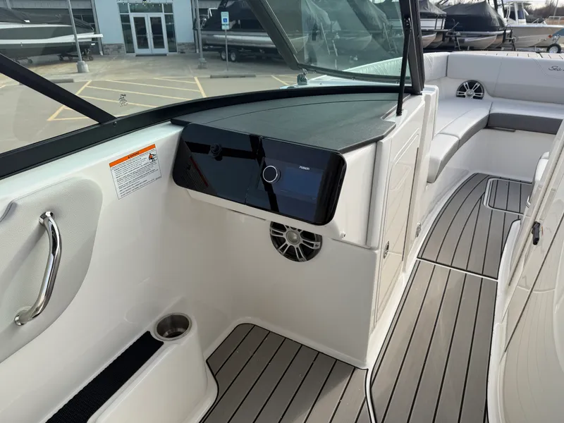 Slide: The Image of Sea Ray SDX 270 2026 - 21