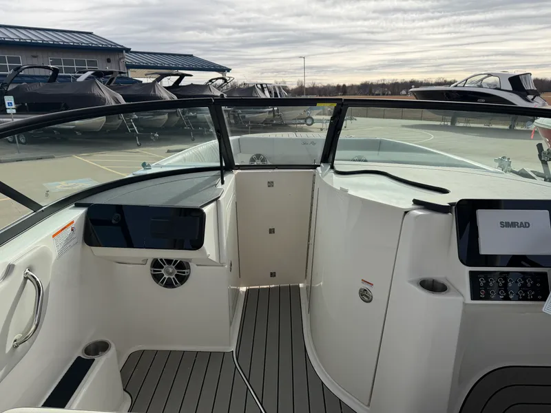 Slide: The Image of Sea Ray SDX 270 2026 - 25