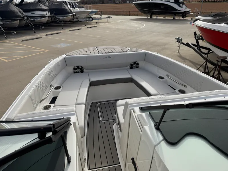 Slide: The Image of Sea Ray SDX 270 2026 - 26