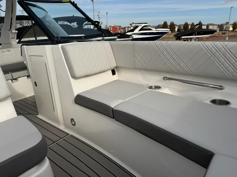 Slide: The Image of Sea Ray SDX 270 2026 - 27