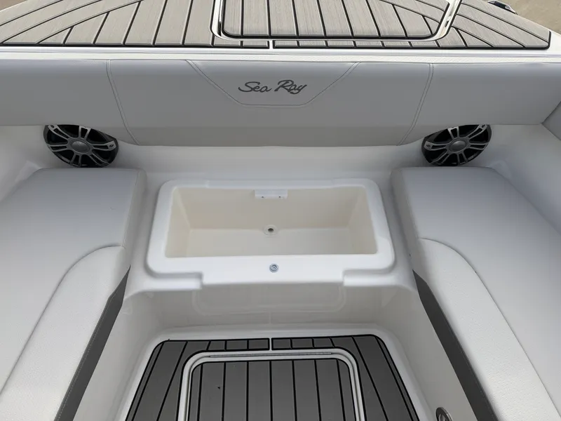 Slide: The Image of Sea Ray SDX 270 2026 - 29