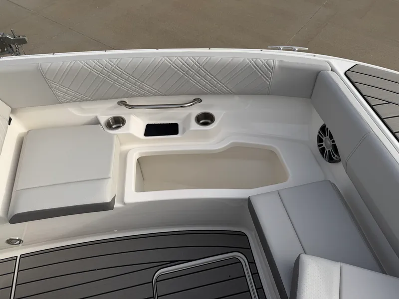 Slide: The Image of Sea Ray SDX 270 2026 - 32