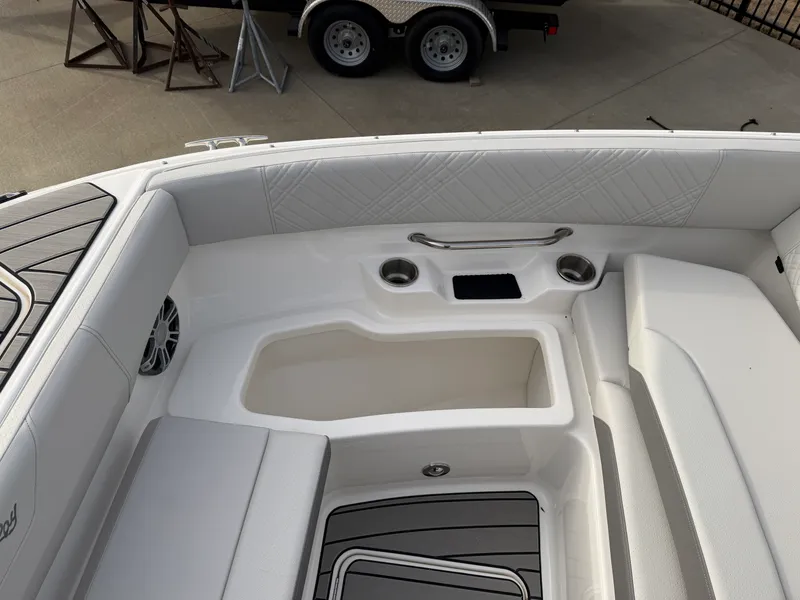 Slide: The Image of Sea Ray SDX 270 2026 - 33