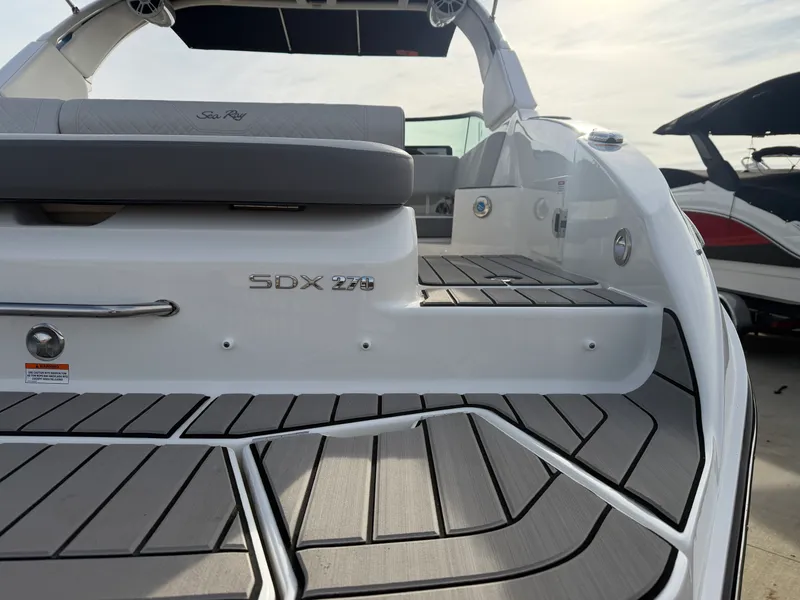 Slide: The Image of Sea Ray SDX 270 2026 - 4