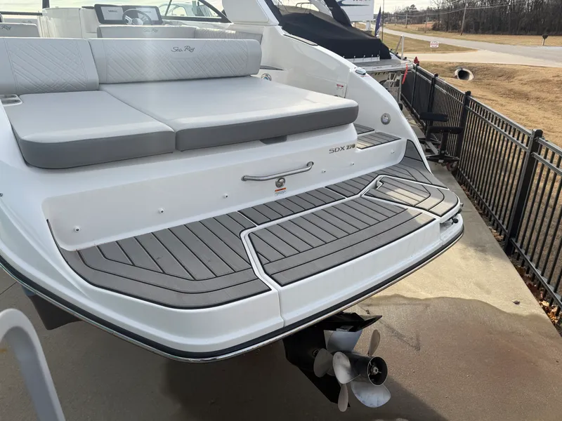 Slide: The Image of Sea Ray SDX 270 2026 - 5